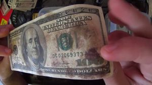 Что делать если доллары покрылись плесенью. Обмен ветхой валюты в Алматы. Как убрать плесень с долларов. Как удалить плесень с долларов. Очистить доллары.